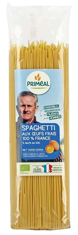 Primeal organic spaghetti with fresh eggs, 500g, showcasing uncooked pasta strands in a clear bowl.