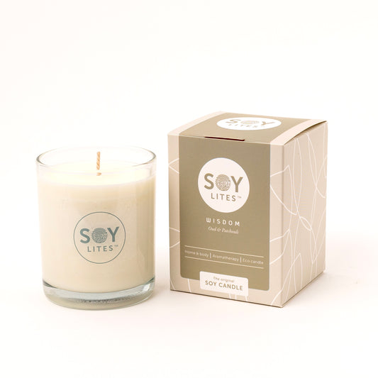 Soylites Soja geurkaars Wisdom 220ml with a white ceramic holder, featuring a natural soy wax finish and a calming scent.