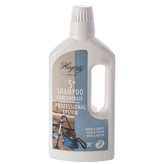 Hagerty Tapijtshampoo 5-star, 1-liter bottle for cleaning carpets, shown next to a clean, plush carpet in a home setting.