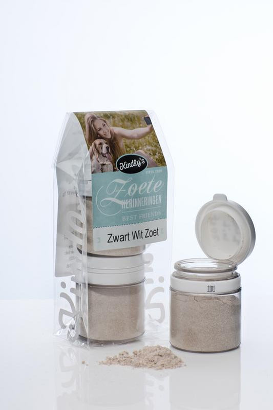 Kindly's Zwart wit potjes zoet snoepgoed in two small jars, 30 grams each, with black and white candy pieces visible inside.