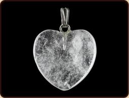 Ruben Robijn heart-shaped 20mm bergkristal hanger, clear gemstone jewelry accessory, showing a close-up of the crystal and polished surface.