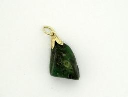 Ruben Robijn Edelsteenhanger smaragd, a green gemstone pendant on a silver chain, showcasing detailed craftsmanship.
