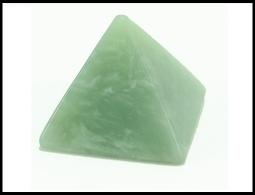 Ruben Robijn jade gemstone pyramid, natural green stone with smooth facets, measuring approximately 1.00 piece, on a neutral background.