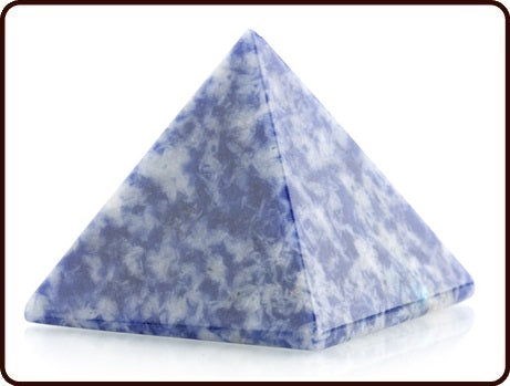 Ruben Robijn sodaliet gemstone pyramid, natural blue stone, polished crystal for collection or meditation.
