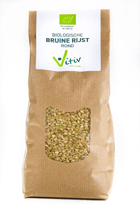 Vitiv bruin rond rijst in 1kg package, organic pasta en rijst product, close-up of rice grains in a clear bag