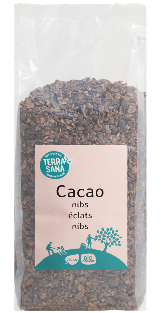 Terrasana organic raw cacao nibs in 500g package, close-up of raw superfood cacao pieces in a clear bowl.