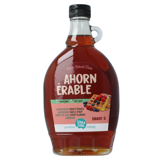 Glass bottle of TerraSana Ahornsiroop graad C organic maple syrup, 500ml, used as a sauce or flavoring.
