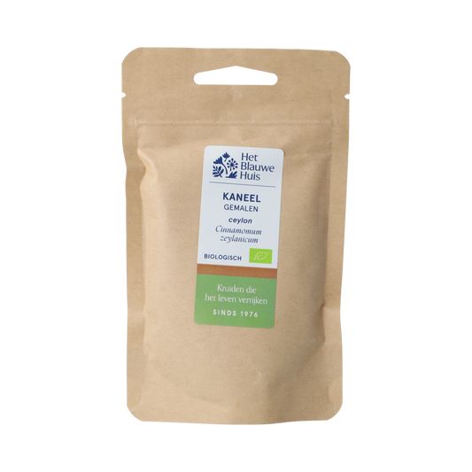 Het Blauwe Huis Kaneel Ceylon poeder BIO, 40g, kruid in een pot, met kaneelstokjes en een houten lepel op een witte achtergrond