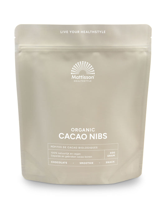 Raw Mattisson Cacao Nibs bio, 400g, organic superfood, close-up of cacao nibs in a clear container.