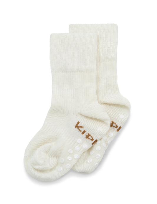 KipKep Blijf baby sokjes in wit for ages 12-28 months, soft cotton socks with non-slip soles, one pair.