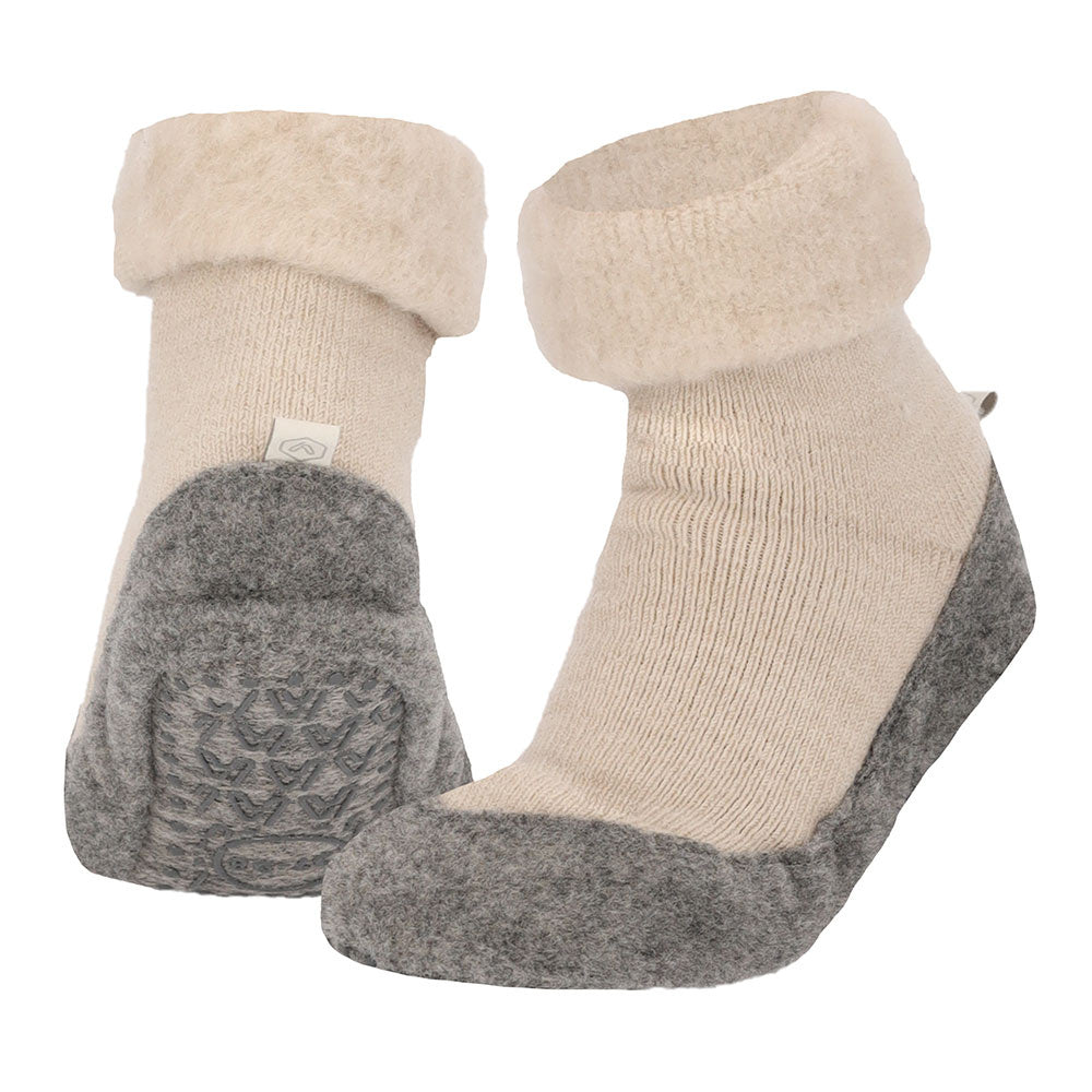 Beige Apollo Huisslof slippers with anti-slip soles, size 45/46, shown in a close-up view of the slippers' textured sole.
