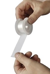 Hekafilm non-woven hechtpleister 5m x 2.5cm, pack of 12, showing beige adhesive bandages for wound care.