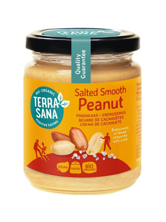 Creamy TerraSana Pindakaas fijn met Himalayazout bio spread on bread, 250g jar, showcasing smooth peanut butter with Himalayan salt.
