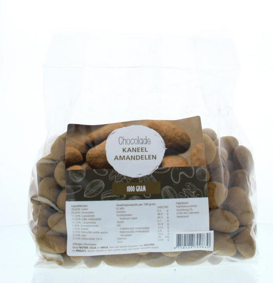 MijnNatuurwinkel chocolade met kaneel en amandelen, 1 kilogram, close-up of the textured chocolate pieces with nuts and cinnamon.