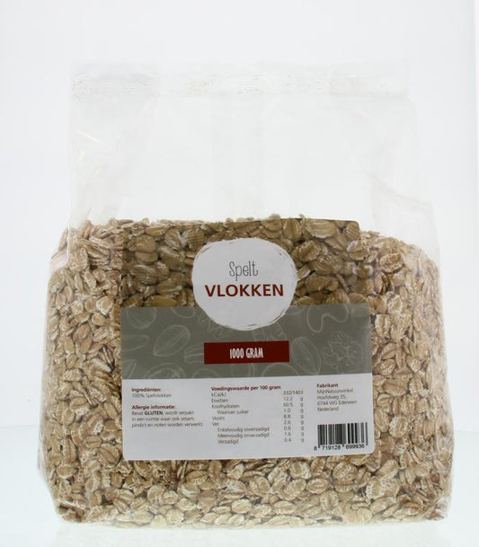 MijnNatuurwinkel speltvlokken ontbijtgranen in een witte kom, close-up van de knapperige, volle graanvlokken.